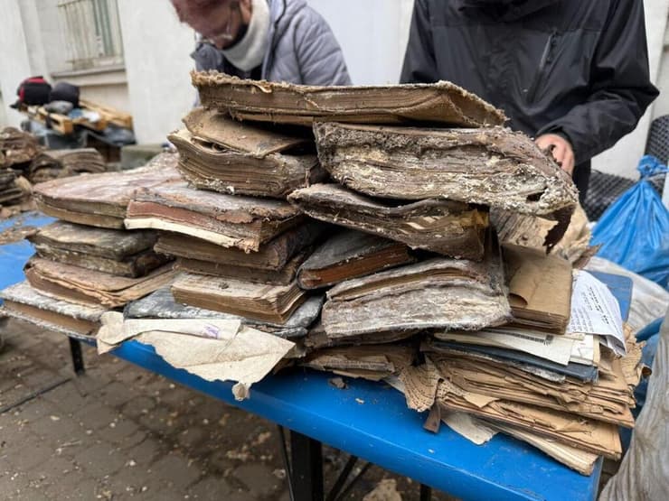 הספרים העתיקים. עתה החוקרים ינסו לשמר אותם