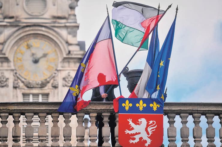 דגל פלסטין מונף על בניין עיריית ליון בצרפת