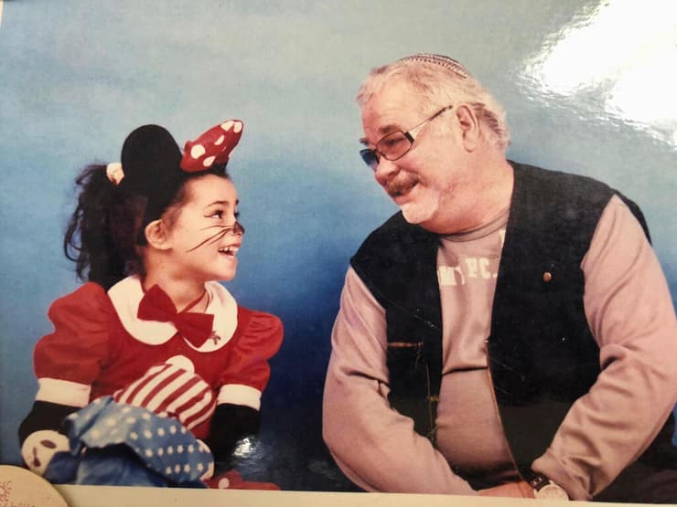 הודיה בארקן בילדותה, עם אביה יהודה בארקן ז"ל