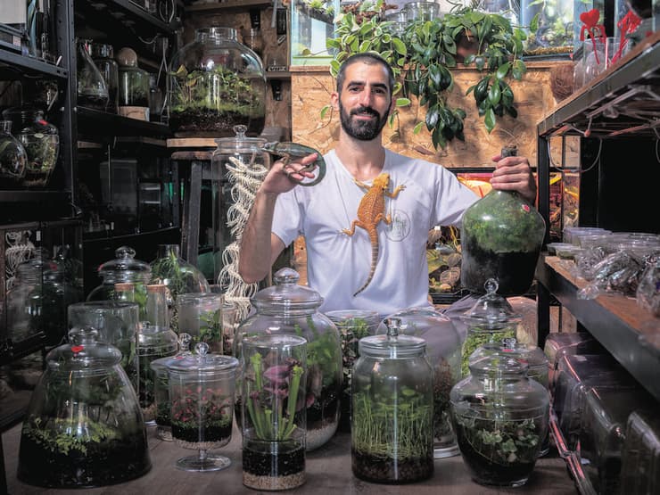 ד"ר צור רונן אמסלם והטרריומים (צילום: יובל חן) ד"ר צור רונן אמסלם והטרריומים