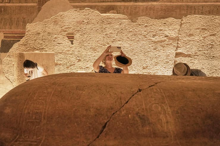 אחת מהמבקרות מצלמת את הסרקופג של המלך אמנחותפ השלישי, ששלט במצרים העתיקה בין השנים 1390 לפנה"ס ו-1350 לפנה"ס