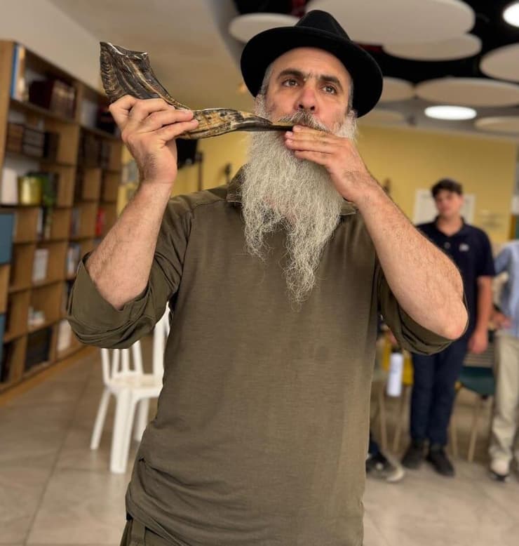 רס"ן (במיל') הרב לירז זעירא. להחזיר לאדם שהעניק כל כך הרבה לאחרים, חלק קטן ממה שנתן בחייו רס"ן (במיל') הרב לירז זעירא. להחזיר לאדם שהעניק כל כך הרבה לאחרים, חלק קטן ממה שנתן בחייו