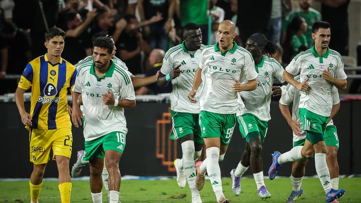 שחקני מכבי חיפה חוגגים עם ג'ורג'ה יובאנוביץ'