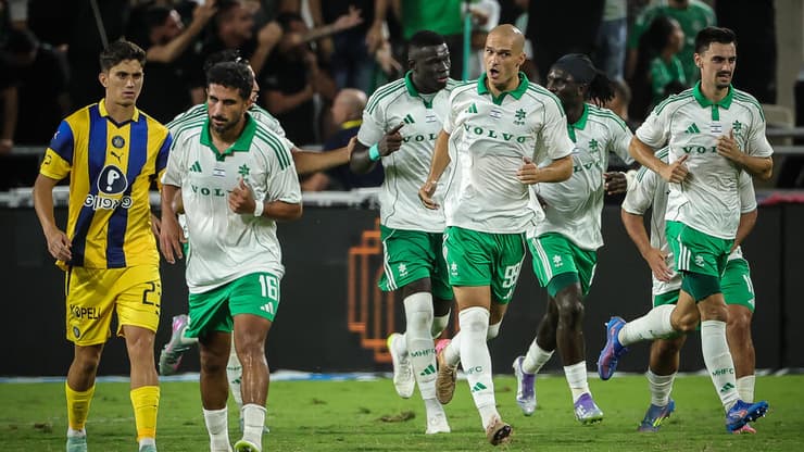 שחקני מכבי חיפה חוגגים עם ג'ורג'ה יובאנוביץ'