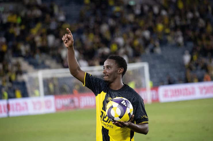 מוזי (צילום: אלכס קולומויסקי) מוזי