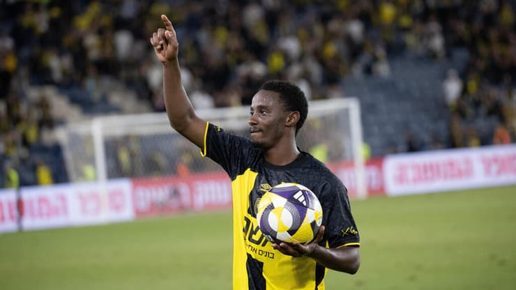 הציל את בית"ר. מוזי עם כדור המשחק (צילום: אלכס קולומויסקי) מוזי