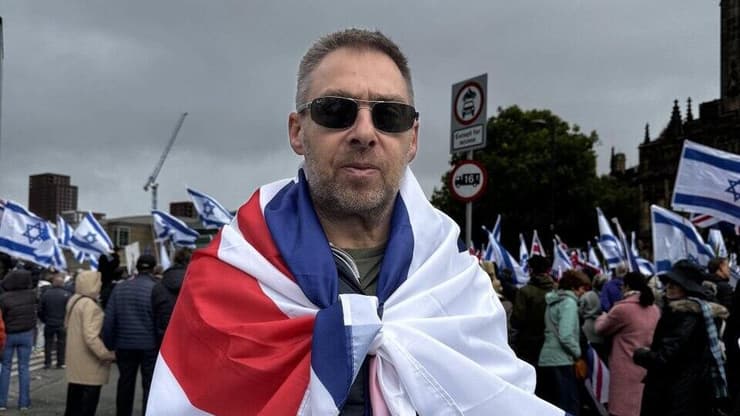 "הייתי אמור להגיע שעה אחרי הפיגוע. ניצלתי". גארי (צילום: תמר שבק) גארי, השתתף בעצרת במנצ'סטר