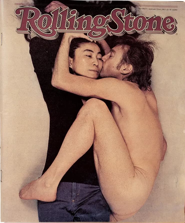 ג'ון לנון ויוקו אונו חבוקים, הרולינג סטון, 1981 (Annie Leibovitz/Trunk Archive. Cover: © 1981 Penske Media Corporation) ג'ון לנון ויוקו אונו חבוקים, הרולינג סטון, 1981