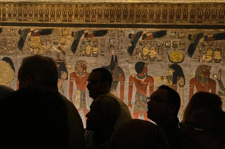 מבקרים צופים בקברו של אמנחותפ השלישי, עם פתיחתו לציבור הרחב בפעם הראשונה מזה יותר משני עשורים