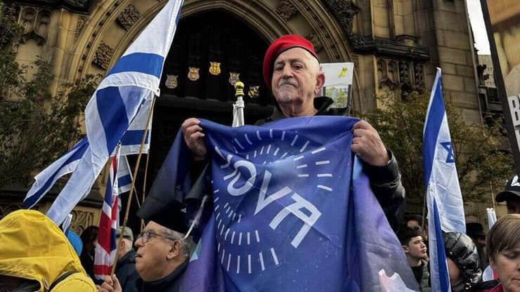 מפגין, חייל בריטי לשעבר, עם דגל פסטיבל הנובה (צילום: תמר שבק) מפגין, חייל בריטי לשעבר, עם דגל נובה