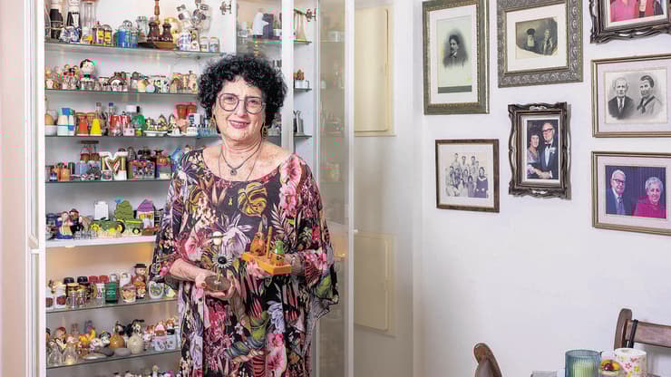 רחל זיו ואוסף המלחיות והפלפליות (צילום: יובל חן) רחל זיו ואוסף המלחיות והפלפליות