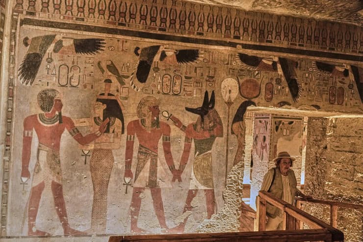האיורים שמעטרים את קברו של אמנחותפ השלישי