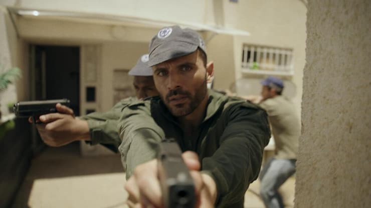 יותר קל לקבע אותנו באותו הזמן כדי למנוע מאיתנו לשאול שאלות על המצב הנוכחי. מתוך "אור ראשון" (צילום: באדיבות קשת) מתוך: "אור ראשון"