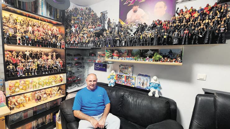 אבי בנימין עם אוסף הדמויות של כוכבי ההיאבקות וסדרות הטלוויזיה אבי בנימין עם אוסף הדמויות של כוכבי ההיאבקות וסדרות הטלוויזיה