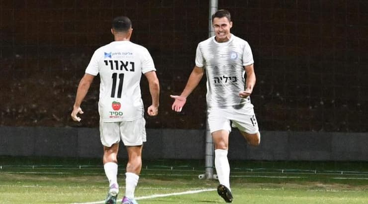 שחקני קריית ים חוגגים (ראובן שוורץ) שחקני קריית ים חוגגים