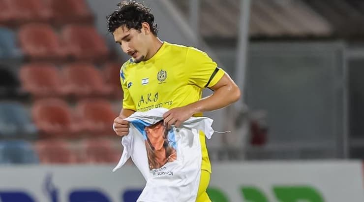 מרגש. טל נעים מקדיש את השער לאחותו מאי נעים ז"ל (אלכס בוך, מדיה מכבי הרצליה) מרגש. טל נעים מקדיש את השער לאחותו מאי נעים ז"ל