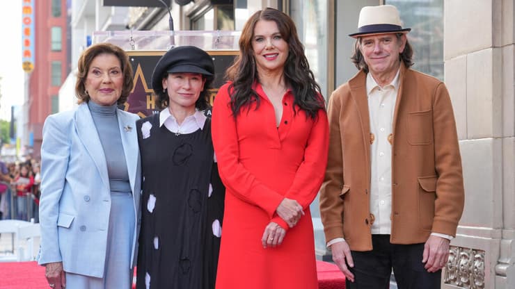 לורן גרהאם בטקס קבלת הכוכב בשדרות הכוכבים בהוליווד. מימינה: דניאל פלדינו, ומשמאלה: איימי שרמן-פלדינו וקלי בישופ