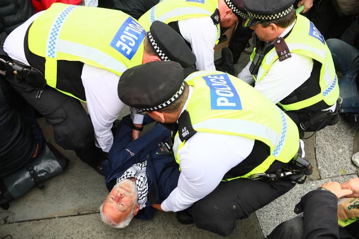 עצורים ב לונדון הפגנה נגד הגדרת Palestine Action כארגון טרור