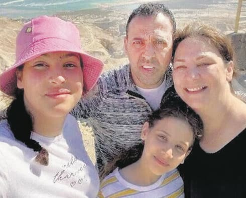 הדוד של יובל שרעבי, אלי שרעבי, ששוחרר מהשבי עם אשתו ובנותיו שנרצחו: ליאן, יהל ונויה