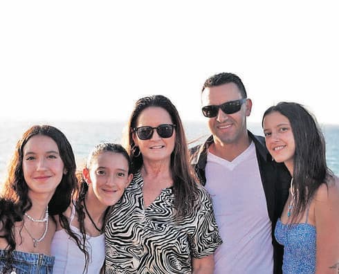 משפחת שרעבי. ההורים יוסי ז"ל ונירה, והבנות ‑ יובל, אופיר ואורן