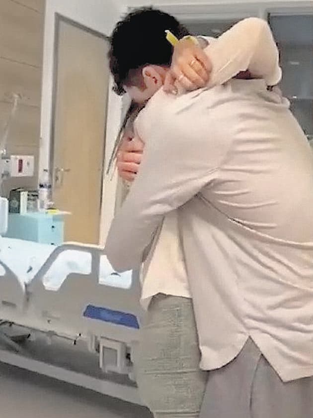 החיבוק של יובל שרעבי עם החבר אופיר לאחר ששוחרר