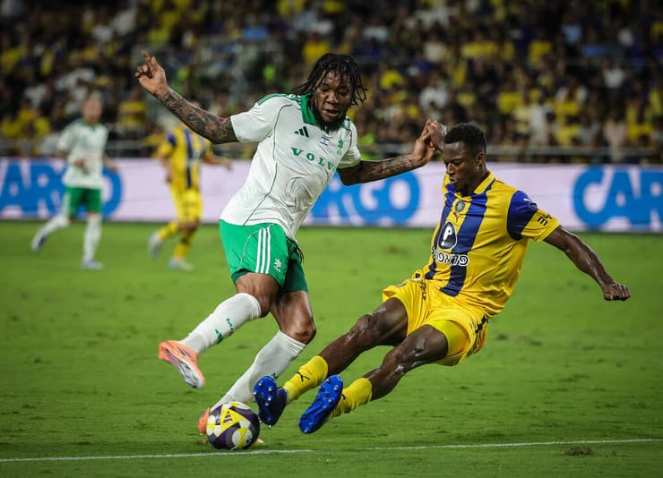 שחקן מכבי חיפה טריבנטה סטיוארט מול שחקן מכבי ת"א עלי קמארה