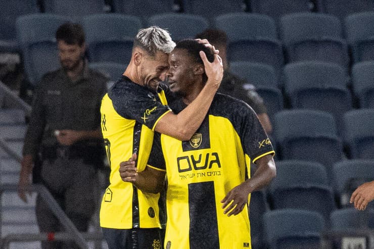 גם אצילי פירגן (צילום: אלכס קולומויסקי) אצילי חוגג עם מוזי