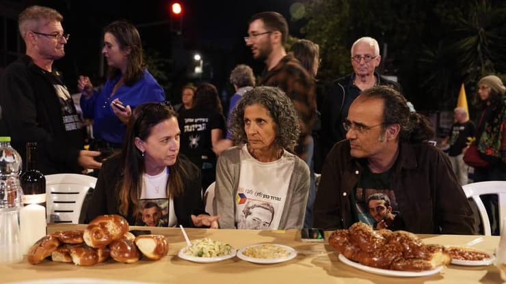 משפחות החטופים בארוחת חג סוכות מול מעון רוה״מ