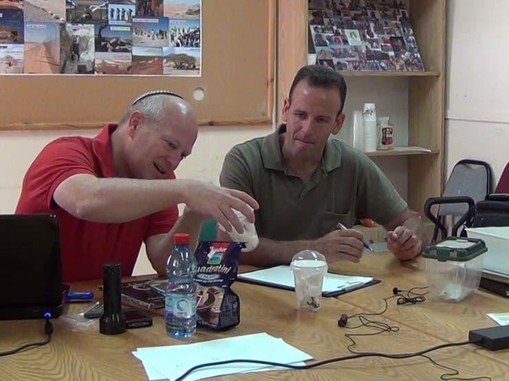 חסר לו אמצעי זיהוי פשוט שיקל על הפקחים. יהלומי (מימין) בוחן עקרבים שתפס עם יורם צביק (משמאל) במהלך העבודה על המגדיר 