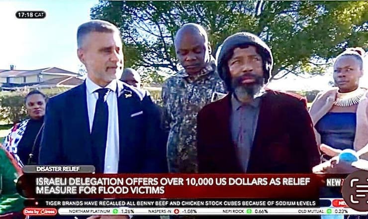 מלך שבט הקוסה בדרום אפריקה, והשגריר דוד סרנגה בעת פגישתם בקייפ המזרחי 