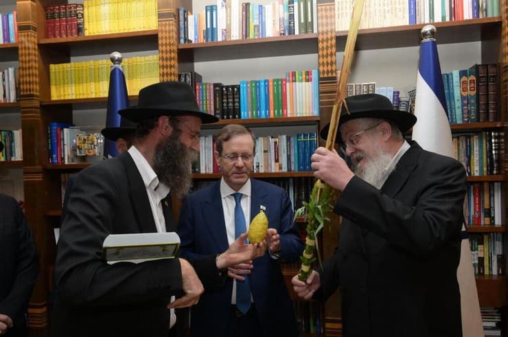 הנשיא הרצוג מקבל את ארבעת המינים