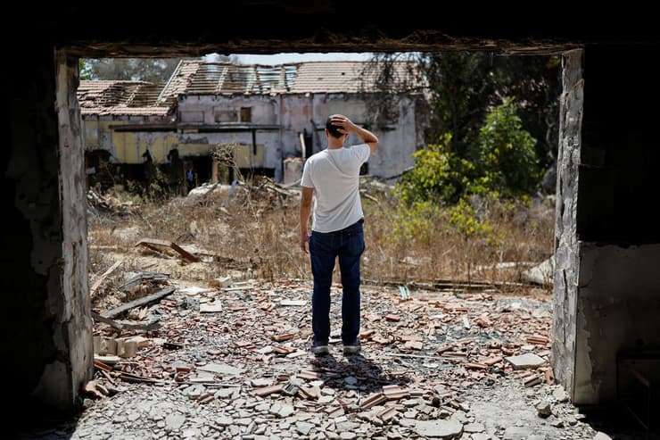 שורד השבי טל שהם בביתו בקיבוץ בארי