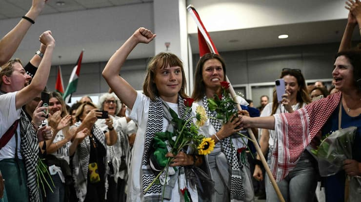   גרטה טונברי בשדה התעופה ביוון לאחר אחרי שחזרה ממעצר בישראל כשהגיעה עם משט לעזה