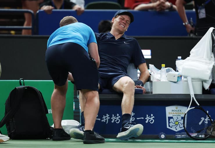 סינר נאנק מכאבים על הספסל, אתמול בשנגחאי