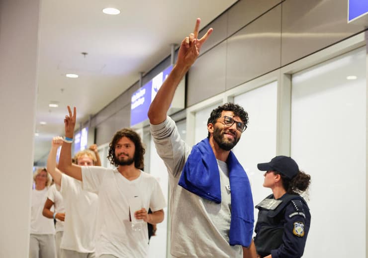 פעילי המשט לעזה מיוון גורשו וחזרו לארצם