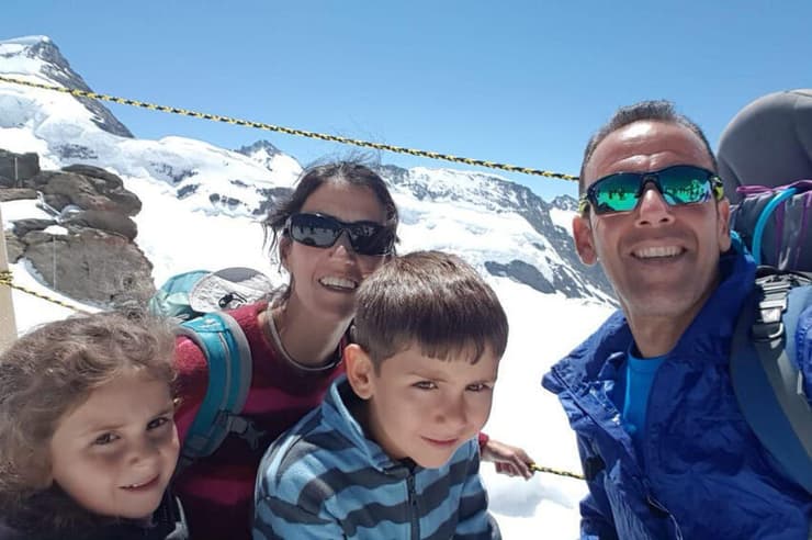 איש משפחה שטייל כל הזמן והיה מוקף בחברים. אוהד יהלומי עם בת זוגו בת-שבע והילדים איתן ויעל בטיול בשווייץ