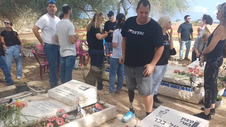 אבידע בכר לצד קבריהם של כרמל ודנה בכר ז"ל