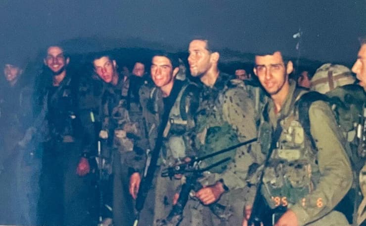 הדרך שלו להתמודד עם קשיים הייתה להיכנס בהם. יהלומי שני מימין עם המא"ג, במסע העלייה ליחידה. ראשון מימין: דרור לוי