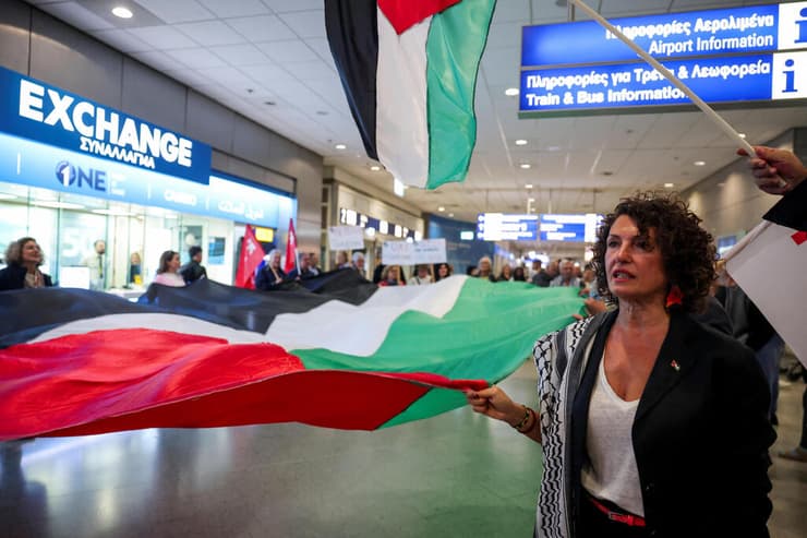 מחאה פרו-פלסטינית בשדה התעופה ביוון לקראת חזרתה של גרטה הפעילה הפרו-פלסטינית לאחר שהייתה על המשט לעזה