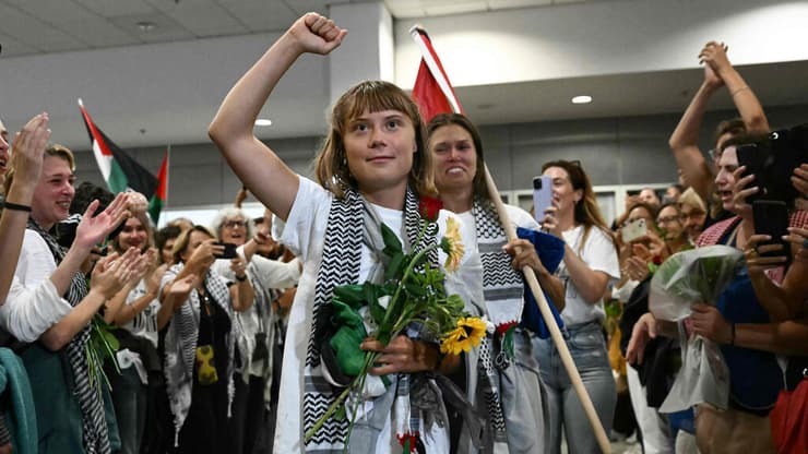   גרטה טונברי בשדה התעופה ביוון לאחר אחרי שחזרה ממעצר בישראל כשהגיעה עם משט לעזה