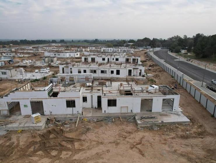 עבודות שיקום ובנייה מחדש בקיבוץ בארי