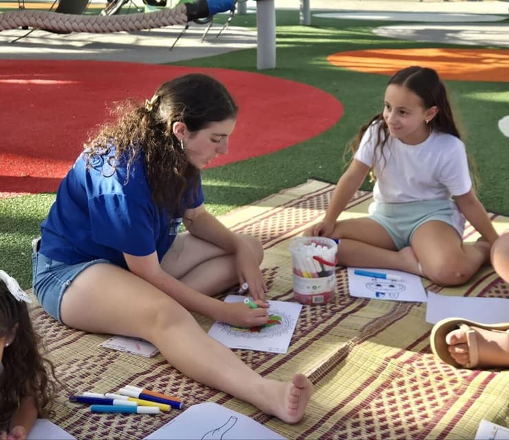 יהלי עם מייה הקטנה