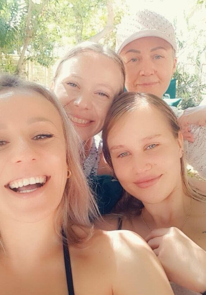כל בנות המשפחה יחד- קטיה, אולה, אוקסנה האימא ויוליה