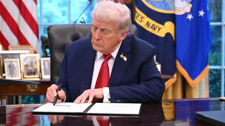 נשיא ארה"ב טראמפ חותם על עוד צו. מחזיק שארפי מותאם אישית 