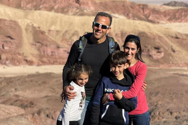 אהב מאוד מרחבים וטבע והכיר כל שעל במשבר. אוהד ובת-שבע עם הילדים איתן ויעל בטיול בהרי אילת 