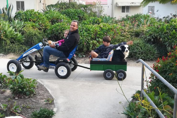 המשפחה הייתה כל עולמו. אוהד מדווש בשבילי ניר עוז עם הבת יעל, ועם איתן והכלבה פולי בעגלה 