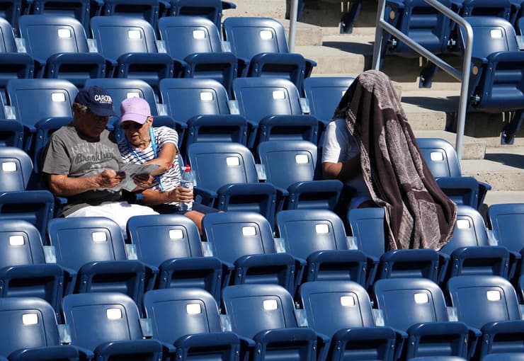 גם האוהדים סובלים (צילום: TIMOTHY A. CLARY / AFP) גם האוהדים סובלים