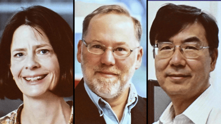 זוכי פרס נובל ברפואה. מימין לשמאל: פרופ' שימון סקגוצ'י, ד"ר פרד רמסדל ופרופ' מרי ברונקוב