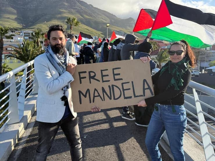 תמונות הרצות ברשת עם ניסוח המרפרף לקריאות העבר לשחרור מנדלה בדרום אפריקה