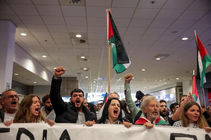 מחאה פרו-פלסטינית בשדה התעופה ביוון לקראת חזרתה של גרטה הפעילה הפרו-פלסטינית לאחר שהייתה על המשט לעזה